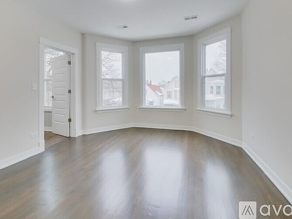 5th image of 2842 N Avers Ave #1