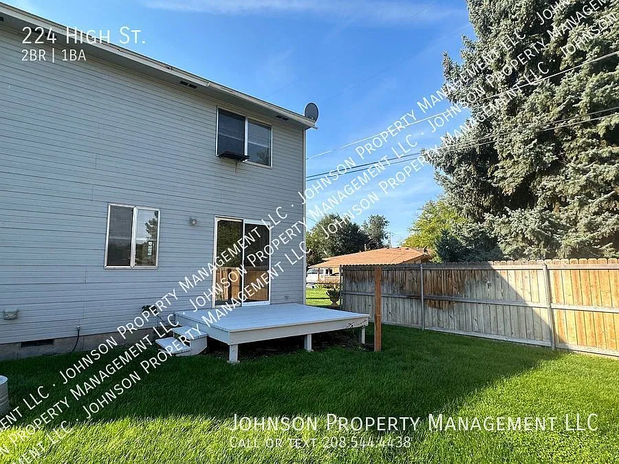 Great Nampa duplex with yard and garage! — Photo 2