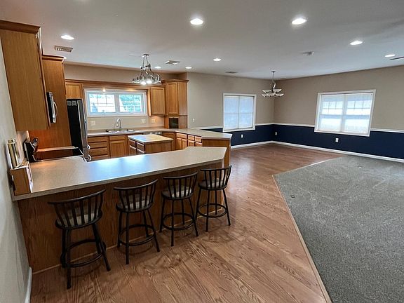 2nd image of 465 Maple Ave