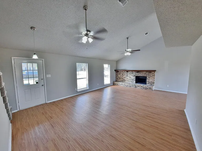 2646 Winslow Dr — Photo 2