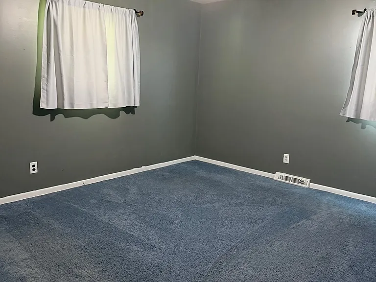 1104 E Walnut St — Photo 5