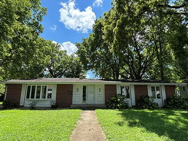 3 bed, 1.5 bath, 1930 sqft, $2,300 — Photo 2