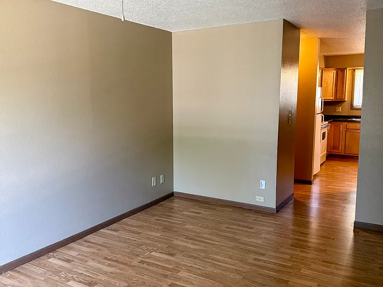 618 N Dodge St #4 — Photo 6