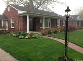2263 Stanhope St, Grosse Pointe Woods, MI 48236