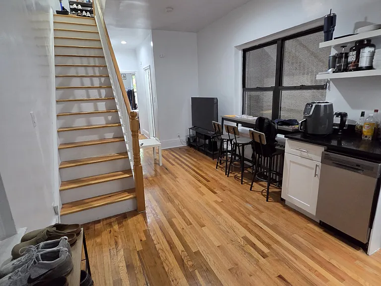 233 E 3rd St #2G — Photo 1