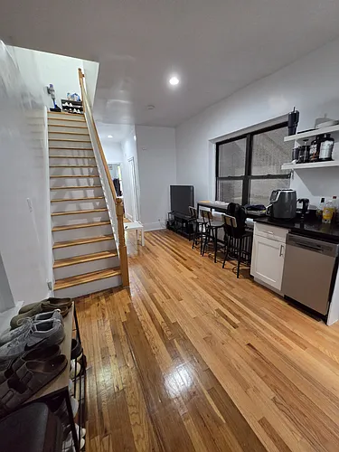 233 E 3rd St #2G Photo 1