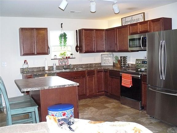 5th image of 122 Yellow Pine Dr