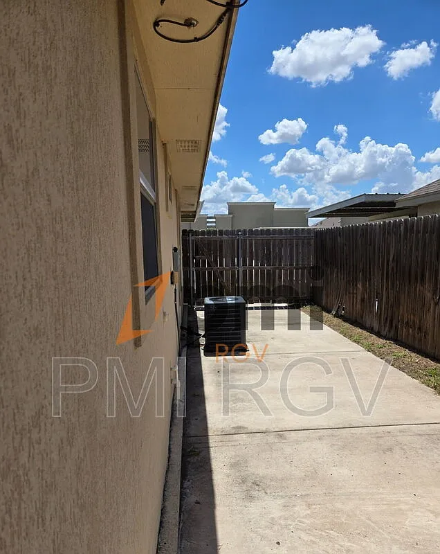 2204 Taxco Ct — Photo 3