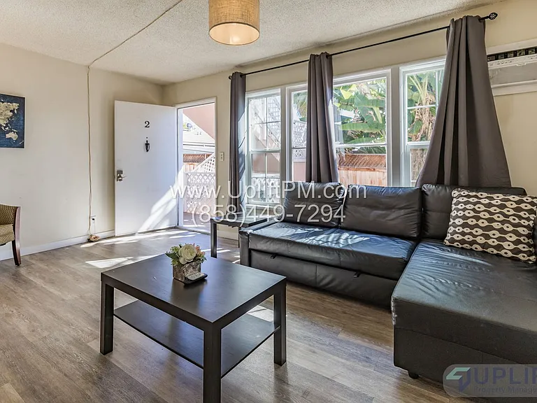 4827 Castle Ave — Photo 7