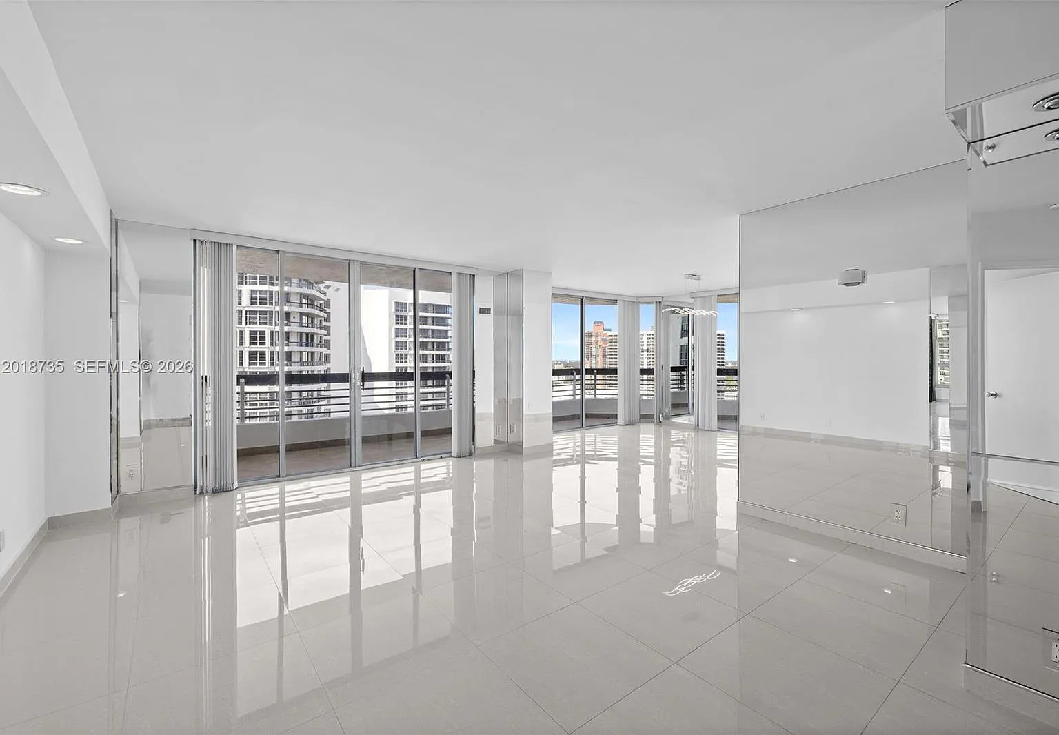 Mystic Pointe Condo No Tw — Photo 4