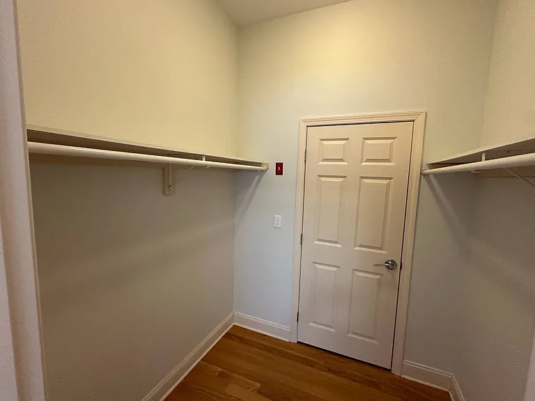 2518 Whitney Ave — Photo 10