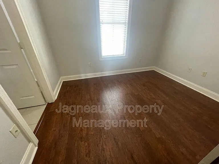 102 Hargrave Dr — Photo 5