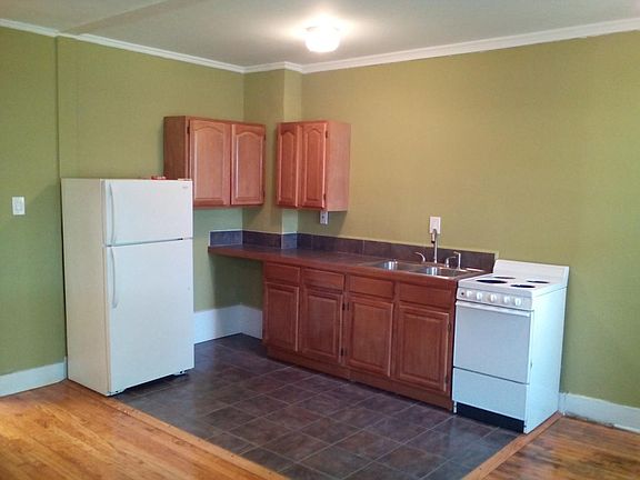 2nd image of 901 E Linwood Blvd