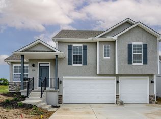 301 SW Hawthorne Ln, Blue Springs, MO 64015