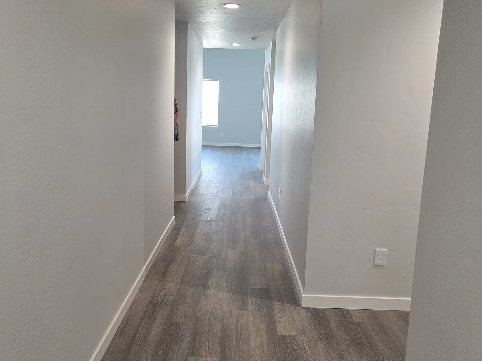 4 bed, 2025 sqft, $2,350 — Photo 2