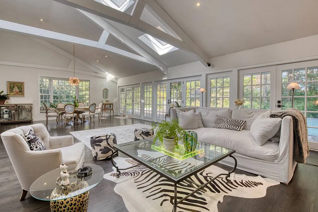 Impeccable Design Meets Effortless Comfort — Photo 2