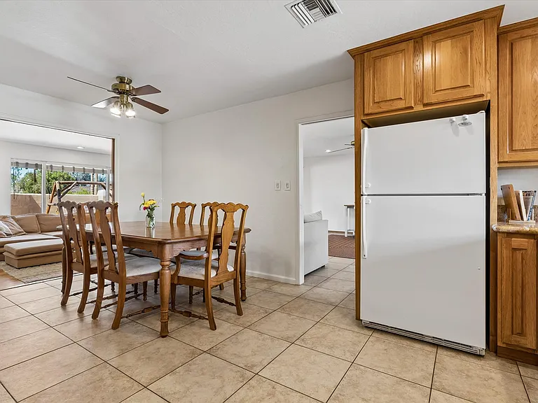 719 E Erie Dr — Photo 8