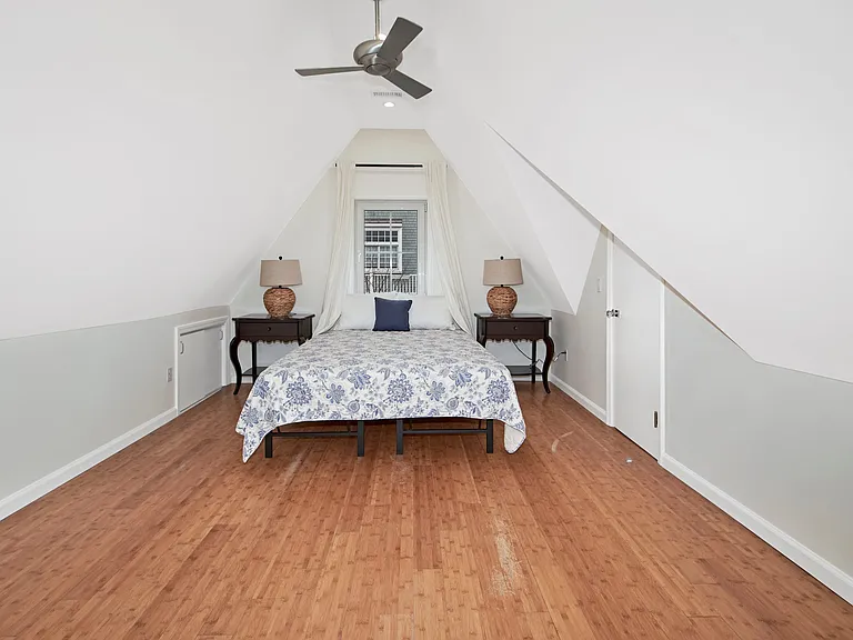 319 Oakland Beach Ave — Photo 16
