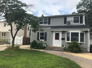 523 Scudder Ave, Copiague, NY 11726