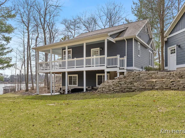 12636 Point Dr, Gowen, MI 49326