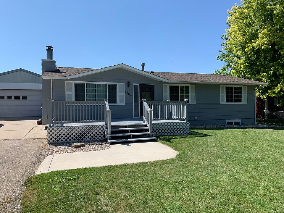 1762 Zuni Drive
Large front yard
