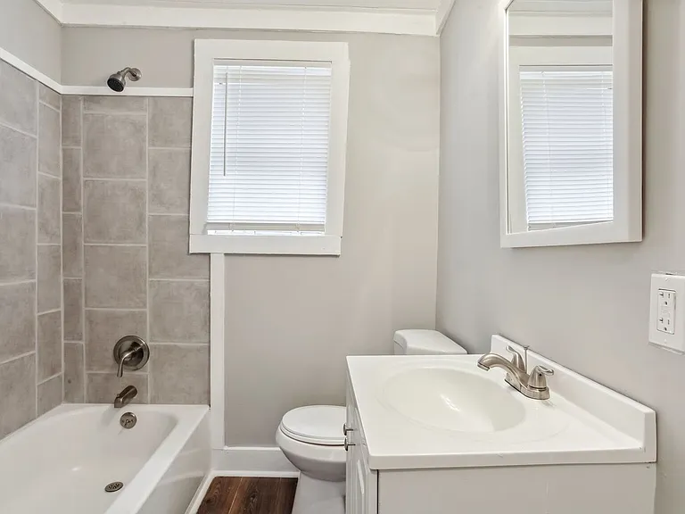 1025 W 47th St — Photo 14