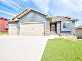 930 Copperfield Dr, Rapid City, SD 57703