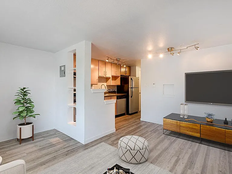 410 Delaware St — Photo 2