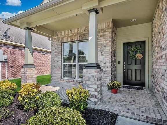 Welcoming brick front porch entry !