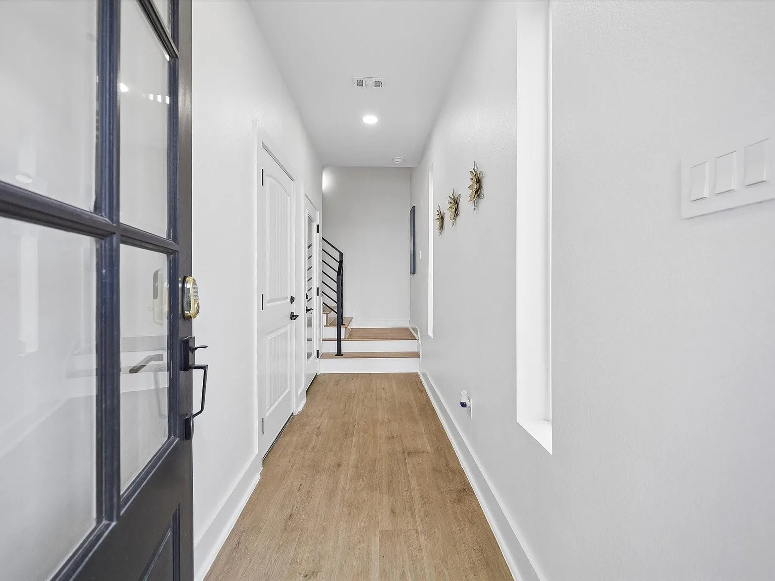 3 bed, 2.5 bath, 1585 sqft, $2,400 — Photo 3