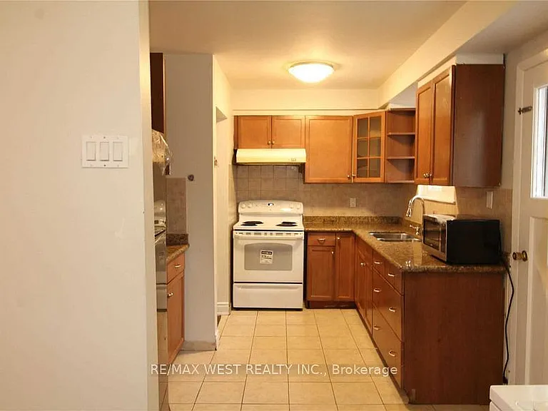 11 Tindale Rd #UPPER — Photo 3