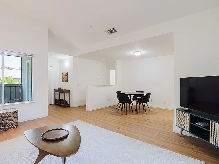 Parkwood Court Apartments — Photo 36