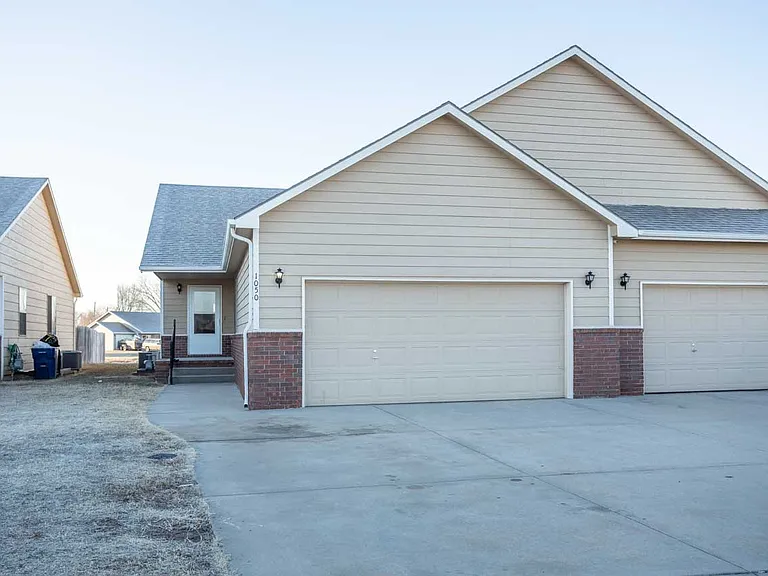 1048 E Karla Ave — Photo 1