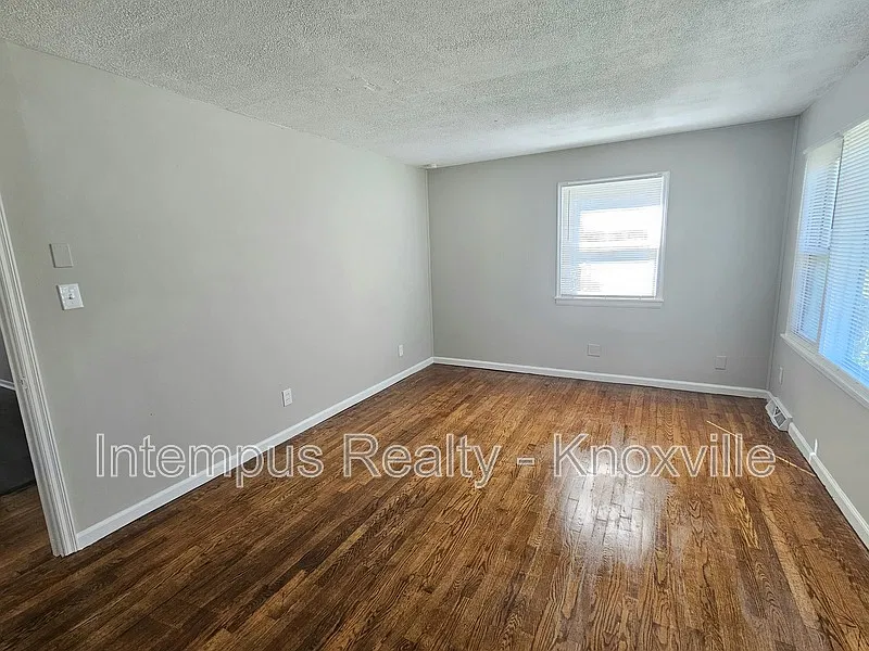 3 bed, 1.5 bath, 1296 sqft, $1,700 — Photo 2