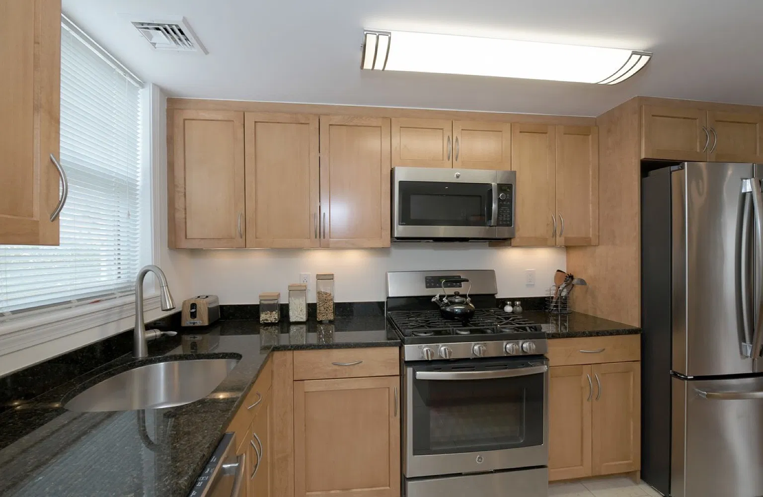 537 Vfw Pkwy — Photo 4