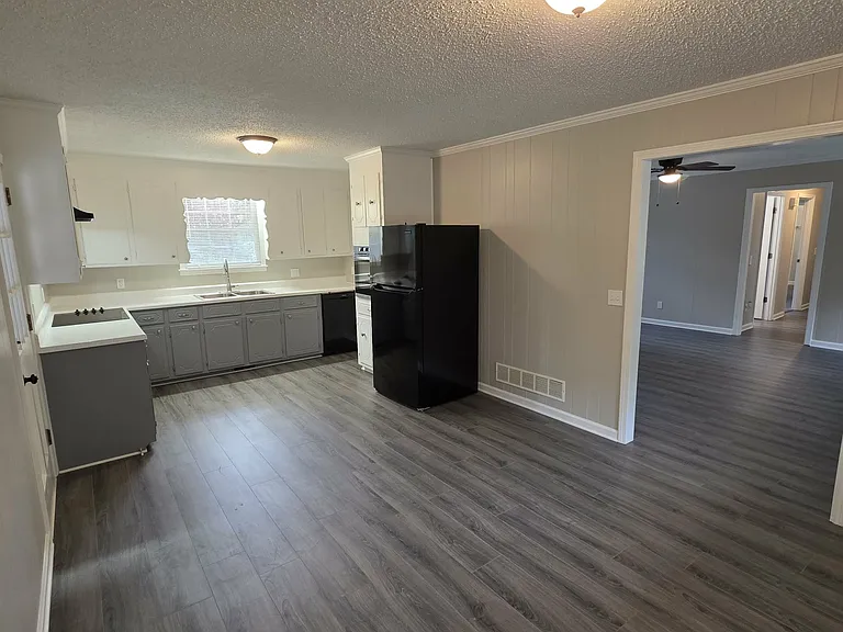 Peachland Dr — Photo 3