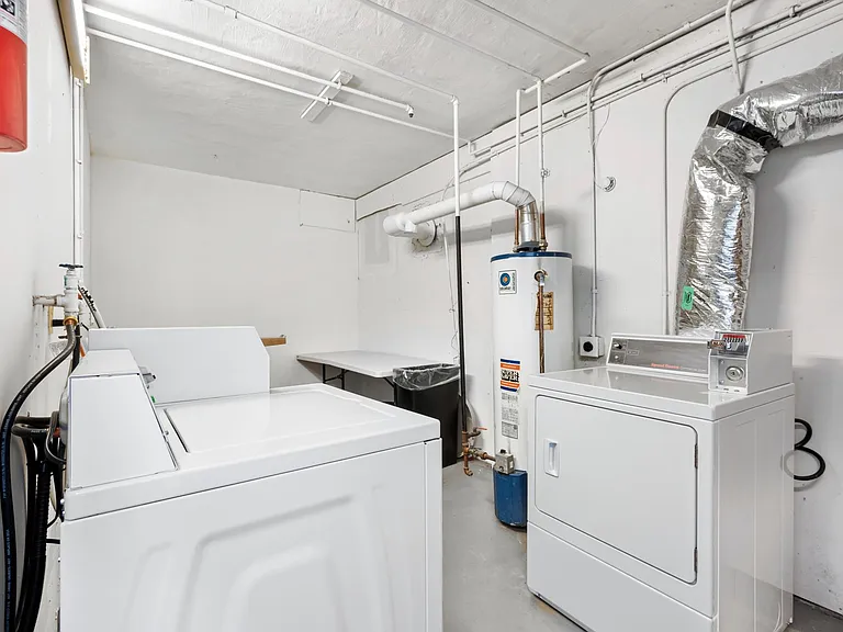 154 E Broadway St — Photo 10