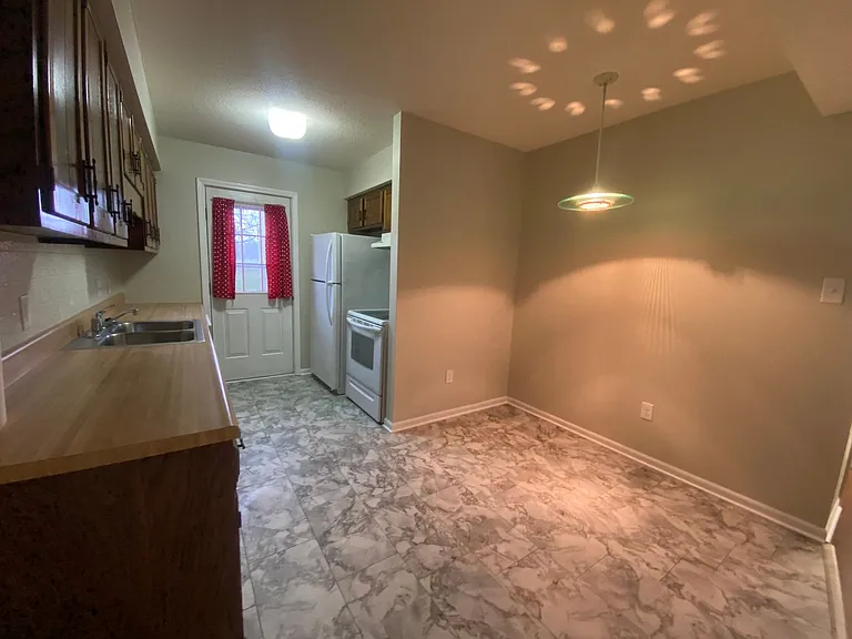2525-2527 E Heying Dr — Photo 6