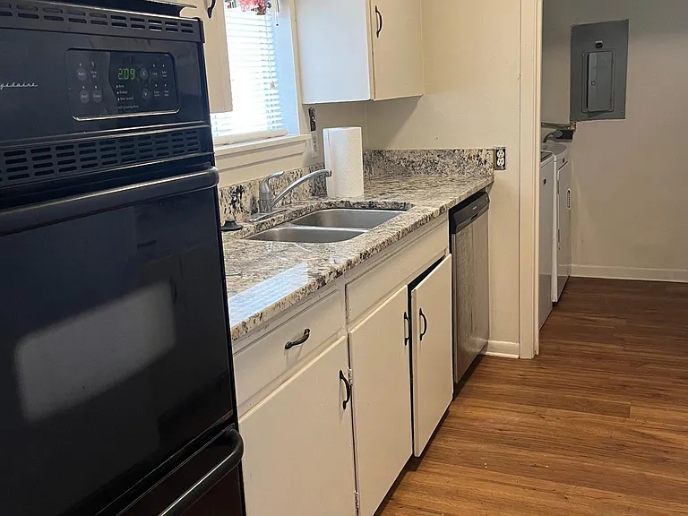 220 Harrell Dr — Photo 2