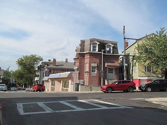4th image of 24 White St