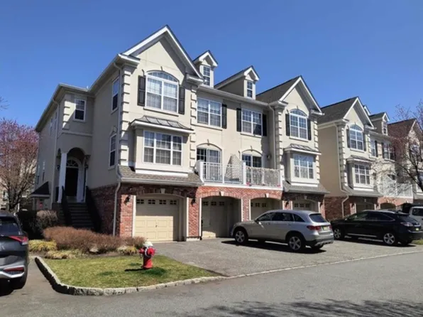 142 Blue Heron Dr, Secaucus, NJ 07094