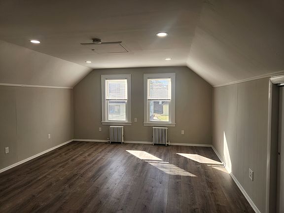 5th image of 423 Banta Ave