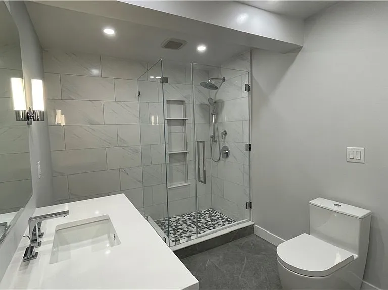 2183 Argyle Ave — Photo 13