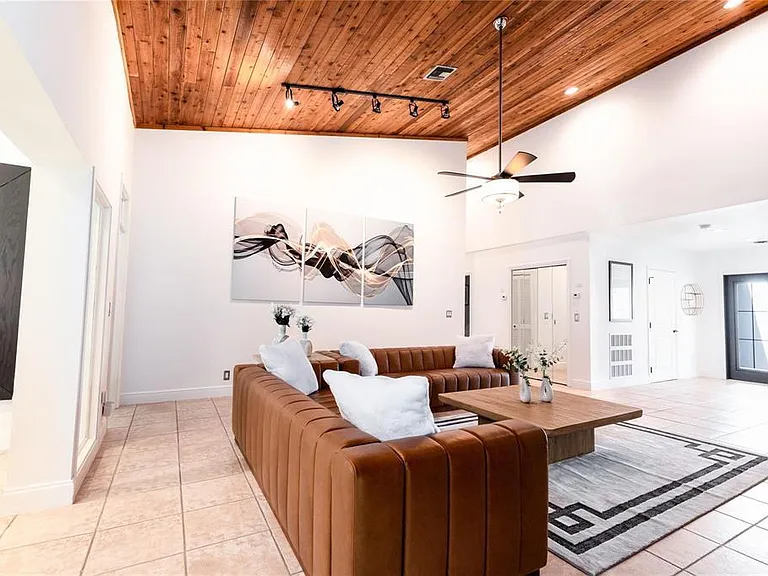 222 N Tradewinds Ave — Photo 15