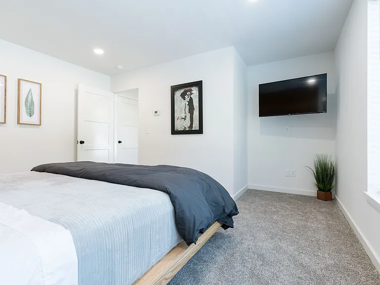 863 W Holly St — Photo 13