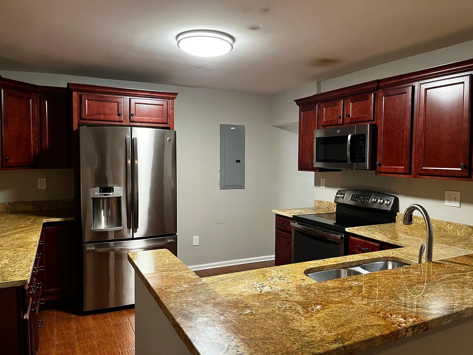 2 bed, 1956 sqft, $1,395 — Photo 4
