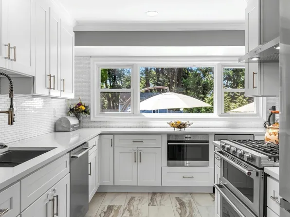 8 Carrol Place, Greenlawn, NY 11740