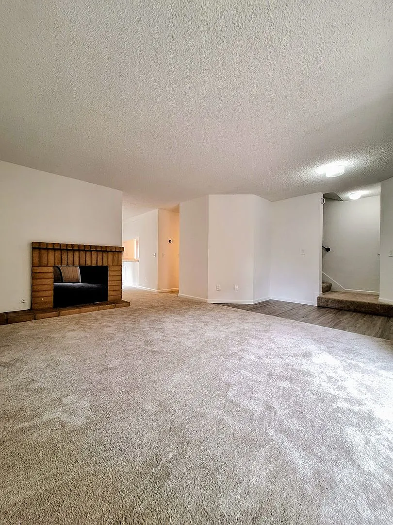 Remodeled 3bd 3-Story Townhouse With Attached Garage — Photo 4