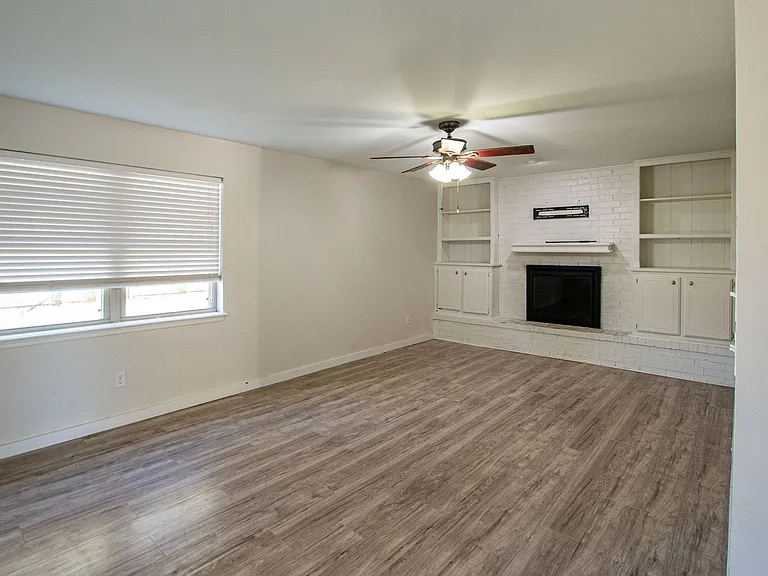 224 S Bouziden Dr — Photo 4
