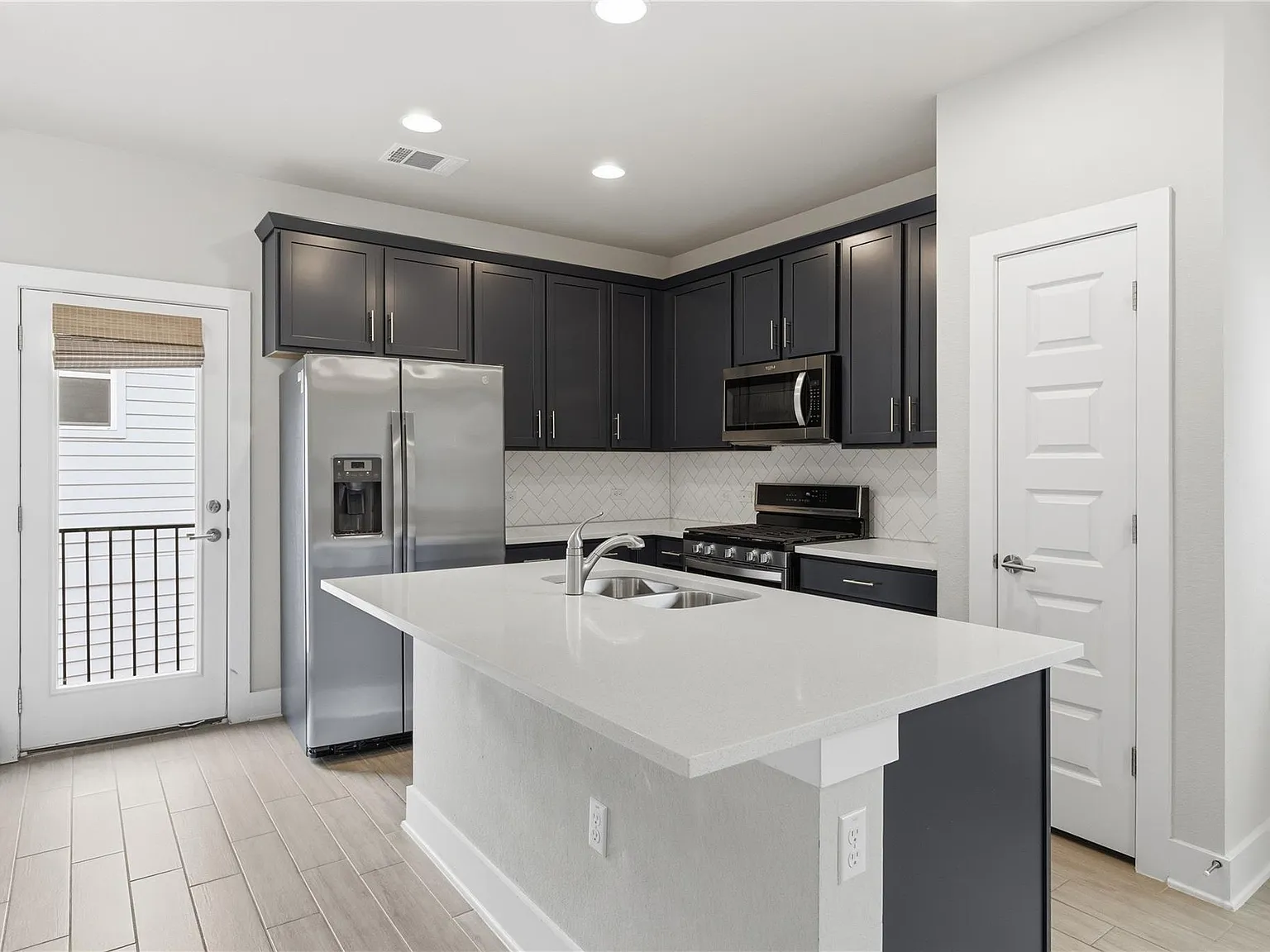 3 bed, 2.5 bath, 1602 sqft, $2,600 — Photo 4